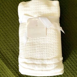 NWT- Hotel Balfour Hand Towels